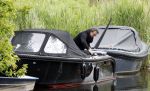 Alkmaar 24 mei 2023
Marco Borsato sluit zijn boot / sloep af nadat hij met 5 dames is gaan varen .
Op het moment dat er een rondvaart boot voorbij hem vaart lacht hij nnaar de mensen in die rondvaartboot.