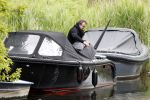 Alkmaar 24 mei 2023
Marco Borsato sluit zijn boot / sloep af nadat hij met 5 dames is gaan varen .
Op het moment dat er een rondvaart boot voorbij hem vaart lacht hij nnaar de mensen in die rondvaartboot.