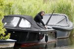 Alkmaar 24 mei 2023
Marco Borsato sluit zijn boot / sloep af nadat hij met 5 dames is gaan varen .
Op het moment dat er een rondvaart boot voorbij hem vaart lacht hij nnaar de mensen in die rondvaartboot.