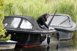 Alkmaar 24 mei 2023
Marco Borsato sluit zijn boot / sloep af nadat hij met 5 dames is gaan varen .
Op het moment dat er een rondvaart boot voorbij hem vaart lacht hij nnaar de mensen in die rondvaartboot.