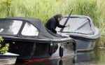 Alkmaar 24 mei 2023
Marco Borsato sluit zijn boot / sloep af nadat hij met 5 dames is gaan varen .
Op het moment dat er een rondvaart boot voorbij hem vaart lacht hij nnaar de mensen in die rondvaartboot.