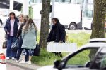 Alkmaar 24 mei 2023
Marco Borsato sluit zijn boot / sloep af nadat hij met 5 dames is gaan varen .
Op het moment dat er een rondvaart boot voorbij hem vaart lacht hij nnaar de mensen in die rondvaartboot.
