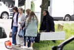 Alkmaar 24 mei 2023
Marco Borsato sluit zijn boot / sloep af nadat hij met 5 dames is gaan varen .
Op het moment dat er een rondvaart boot voorbij hem vaart lacht hij nnaar de mensen in die rondvaartboot.