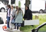 Alkmaar 24 mei 2023
Marco Borsato sluit zijn boot / sloep af nadat hij met 5 dames is gaan varen .
Op het moment dat er een rondvaart boot voorbij hem vaart lacht hij nnaar de mensen in die rondvaartboot.