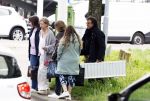 Alkmaar 24 mei 2023
Marco Borsato sluit zijn boot / sloep af nadat hij met 5 dames is gaan varen .
Op het moment dat er een rondvaart boot voorbij hem vaart lacht hij nnaar de mensen in die rondvaartboot.
