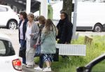Alkmaar 24 mei 2023
Marco Borsato sluit zijn boot / sloep af nadat hij met 5 dames is gaan varen .
Op het moment dat er een rondvaart boot voorbij hem vaart lacht hij nnaar de mensen in die rondvaartboot.