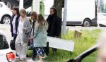Alkmaar 24 mei 2023
Marco Borsato sluit zijn boot / sloep af nadat hij met 5 dames is gaan varen .
Op het moment dat er een rondvaart boot voorbij hem vaart lacht hij nnaar de mensen in die rondvaartboot.