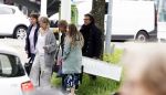 Alkmaar 24 mei 2023
Marco Borsato sluit zijn boot / sloep af nadat hij met 5 dames is gaan varen .
Op het moment dat er een rondvaart boot voorbij hem vaart lacht hij nnaar de mensen in die rondvaartboot.