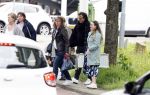 Alkmaar 24 mei 2023
Marco Borsato sluit zijn boot / sloep af nadat hij met 5 dames is gaan varen .
Op het moment dat er een rondvaart boot voorbij hem vaart lacht hij nnaar de mensen in die rondvaartboot.