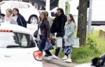 Alkmaar 24 mei 2023
Marco Borsato sluit zijn boot / sloep af nadat hij met 5 dames is gaan varen .
Op het moment dat er een rondvaart boot voorbij hem vaart lacht hij nnaar de mensen in die rondvaartboot.
