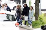 Alkmaar 24 mei 2023
Marco Borsato sluit zijn boot / sloep af nadat hij met 5 dames is gaan varen .
Op het moment dat er een rondvaart boot voorbij hem vaart lacht hij nnaar de mensen in die rondvaartboot.