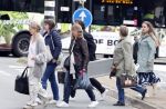 Alkmaar 24 mei 2023
Marco Borsato sluit zijn boot / sloep af nadat hij met 5 dames is gaan varen .
Op het moment dat er een rondvaart boot voorbij hem vaart lacht hij nnaar de mensen in die rondvaartboot.