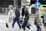 Alkmaar 24 mei 2023
Marco Borsato sluit zijn boot / sloep af nadat hij met 5 dames is gaan varen .
Op het moment dat er een rondvaart boot voorbij hem vaart lacht hij nnaar de mensen in die rondvaartboot.