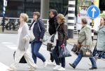Alkmaar 24 mei 2023
Marco Borsato sluit zijn boot / sloep af nadat hij met 5 dames is gaan varen .
Op het moment dat er een rondvaart boot voorbij hem vaart lacht hij nnaar de mensen in die rondvaartboot.