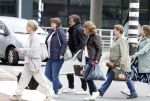 Alkmaar 24 mei 2023
Marco Borsato sluit zijn boot / sloep af nadat hij met 5 dames is gaan varen .
Op het moment dat er een rondvaart boot voorbij hem vaart lacht hij nnaar de mensen in die rondvaartboot.