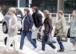 Alkmaar 24 mei 2023
Marco Borsato sluit zijn boot / sloep af nadat hij met 5 dames is gaan varen .
Op het moment dat er een rondvaart boot voorbij hem vaart lacht hij nnaar de mensen in die rondvaartboot.