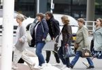 Alkmaar 24 mei 2023
Marco Borsato sluit zijn boot / sloep af nadat hij met 5 dames is gaan varen .
Op het moment dat er een rondvaart boot voorbij hem vaart lacht hij nnaar de mensen in die rondvaartboot.