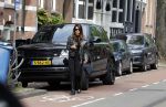 Amsterdam 18 mei 2023
Olcay Gulsen bellend op straat in Amsterdam zuid.