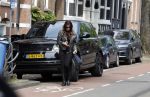 Amsterdam 18 mei 2023
Olcay Gulsen bellend op straat in Amsterdam zuid.