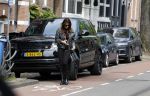 Amsterdam 18 mei 2023
Olcay Gulsen bellend op straat in Amsterdam zuid.