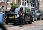 Amsterdam 18 mei 2023
Olcay Gulsen bellend op straat in Amsterdam zuid.