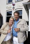 Noordwijk 17 mei 2023
Opening pension Code Rose van Martien Meiland en Erica Meiland . Ook Montana Maxime en Leroy Molkenboer zijn aanwezig Dochter Claire doet de openingshandeling.
Raymond v d Ploeg met zijn vrouw Manuela