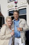 Noordwijk 17 mei 2023
Opening pension Code Rose van Martien Meiland en Erica Meiland . Ook Montana Maxime en Leroy Molkenboer zijn aanwezig Dochter Claire doet de openingshandeling.
Raymond v d Ploeg met zijn vrouw Manuela