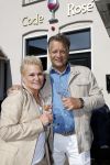 Noordwijk 17 mei 2023
Opening pension Code Rose van Martien Meiland en Erica Meiland . Ook Montana Maxime en Leroy Molkenboer zijn aanwezig Dochter Claire doet de openingshandeling.
Raymond v d Ploeg met zijn vrouw Manuela