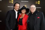 Amsterdam 22 mei 2023
Uitreiking Buma awards in Tuschinski Amsterdam.
Riny Schreijenberg met partner  en William Janz ( Nederlandse Julio Iglesias)
