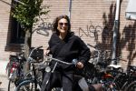 Amsterdam 31 mei 2023
Suzanne Klemann winkelend  in  Amsterdam zuid.