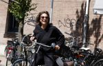 Amsterdam 31 mei 2023
Suzanne Klemann winkelend  in  Amsterdam zuid.