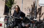 Amsterdam 31 mei 2023
Suzanne Klemann winkelend  in  Amsterdam zuid.