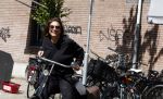 Amsterdam 31 mei 2023
Suzanne Klemann winkelend  in  Amsterdam zuid.