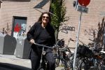 Amsterdam 31 mei 2023
Suzanne Klemann winkelend  in  Amsterdam zuid.