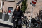Amsterdam 31 mei 2023
Suzanne Klemann winkelend  in  Amsterdam zuid.
