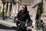 Amsterdam 31 mei 2023
Suzanne Klemann winkelend  in  Amsterdam zuid.