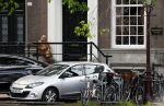 Amsterdam 18 mei 2023
Theo Hiddema op een bankje voor zijn huis op de rachten vn Amsterdam met een sigaretje en kopje koffie.