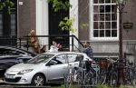Amsterdam 18 mei 2023
Theo Hiddema op een bankje voor zijn huis op de rachten vn Amsterdam met een sigaretje en kopje koffie.