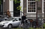 Amsterdam 18 mei 2023
Theo Hiddema op een bankje voor zijn huis op de rachten vn Amsterdam met een sigaretje en kopje koffie.