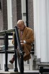Amsterdam 18 mei 2023
Theo Hiddema op een bankje voor zijn huis op de rachten vn Amsterdam met een sigaretje en kopje koffie.