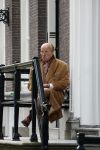 Amsterdam 18 mei 2023
Theo Hiddema op een bankje voor zijn huis op de rachten vn Amsterdam met een sigaretje en kopje koffie.