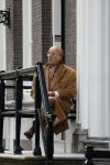 Amsterdam 18 mei 2023
Theo Hiddema op een bankje voor zijn huis op de rachten vn Amsterdam met een sigaretje en kopje koffie.