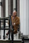 Amsterdam 18 mei 2023
Theo Hiddema op een bankje voor zijn huis op de rachten vn Amsterdam met een sigaretje en kopje koffie.