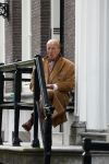 Amsterdam 18 mei 2023
Theo Hiddema op een bankje voor zijn huis op de rachten vn Amsterdam met een sigaretje en kopje koffie.