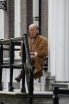 Amsterdam 18 mei 2023
Theo Hiddema op een bankje voor zijn huis op de rachten vn Amsterdam met een sigaretje en kopje koffie.