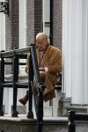 Amsterdam 18 mei 2023
Theo Hiddema op een bankje voor zijn huis op de rachten vn Amsterdam met een sigaretje en kopje koffie.