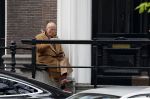 Amsterdam 18 mei 2023
Theo Hiddema op een bankje voor zijn huis op de rachten vn Amsterdam met een sigaretje en kopje koffie.