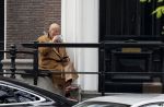 Amsterdam 18 mei 2023
Theo Hiddema op een bankje voor zijn huis op de rachten vn Amsterdam met een sigaretje en kopje koffie.