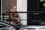 Amsterdam 18 mei 2023
Theo Hiddema op een bankje voor zijn huis op de rachten vn Amsterdam met een sigaretje en kopje koffie.