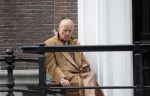 Amsterdam 18 mei 2023
Theo Hiddema op een bankje voor zijn huis op de rachten vn Amsterdam met een sigaretje en kopje koffie.